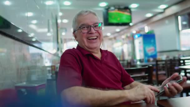 Homem Idoso Feliz Rindo Sorrindo Sentado Dentro Tradicional Refeitório Sul — Vídeo de Stock