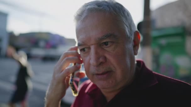 Een Vrolijke Seniorenman Aan Telefoon City Street Met Een Zonnevlam — Stockvideo