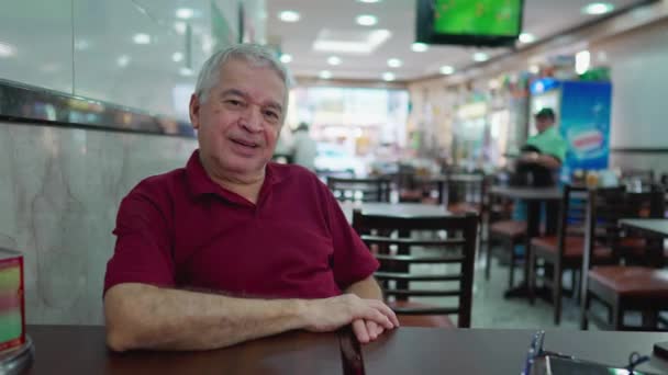 Ein Fröhlicher Älterer Kaukasischer Mann Sitzt Lächelnd Und Lachend Traditionellen — Stockvideo