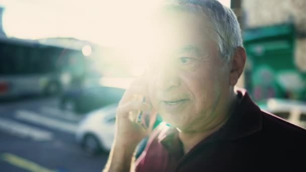 Anziano Caucasico Uomo Parlando Telefono Urbano Sudamericano Impostazione Con Grave — Video Stock