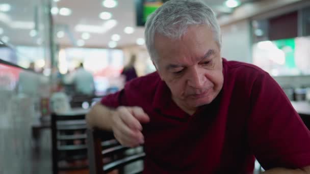 Angstige Oudere Man Cafetaria Worsteling Met Geestesziekte Ouderdom Lijden Aan — Stockvideo