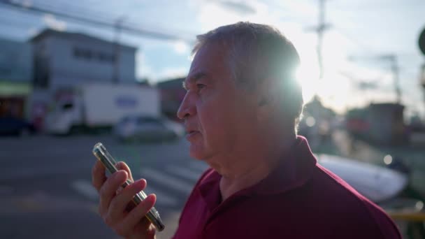 Один Пожилой Человек Разговаривающий Телефону Посылает Голосовое Сообщение Стоя Городской — стоковое видео