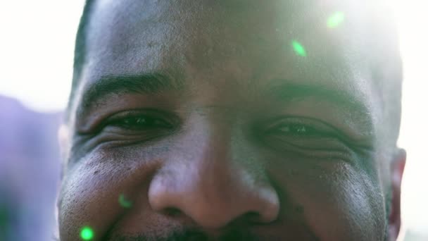 Een Vrolijke Zwarte Man Macro Close Gezicht Glimlachend Met Lens — Stockvideo