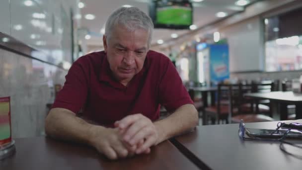 Preoccupato Uomo Anziano Seduto Nel Ristorante Alle Prese Con Depressione — Video Stock