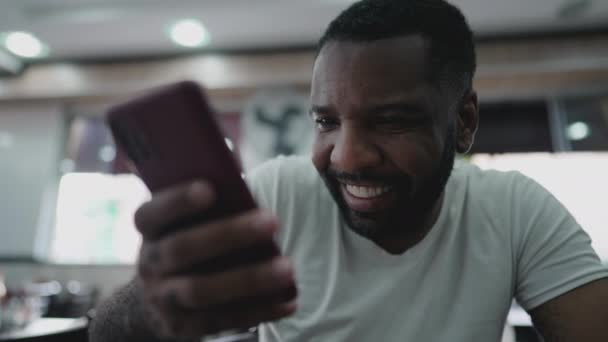 Brasileiro Negro Feliz Segurando Dispositivo Celular Sorrindo Afro Americano Olhando — Vídeo de Stock