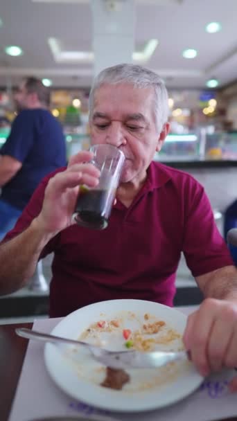 Homem Sênior Almoçando Bebendo Refrigerante Durante Hora Almoço Cafetaria Restaurante — Vídeo de Stock