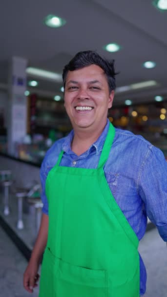 一个快乐的餐厅男职员在镜头前微笑的画像 小企业经营者穿着围裙 — 图库视频影像