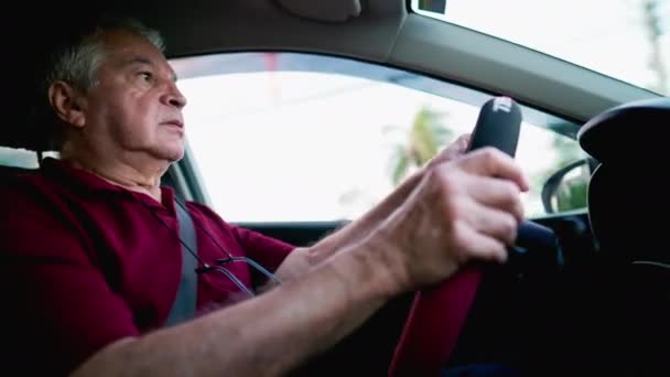 Oudere Man Die Auto Rijdt Handen Die Stuur Vasthouden Gericht — Stockvideo