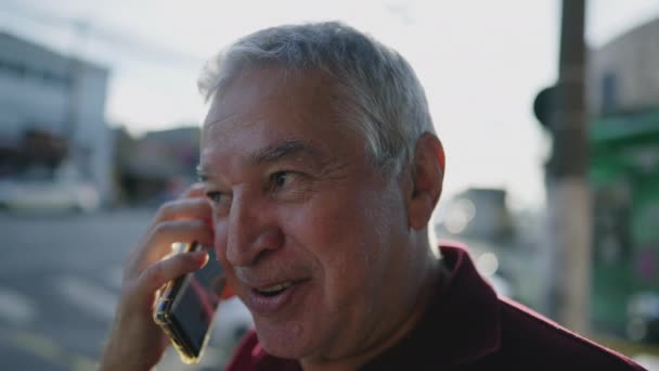 Joyeux Vieil Homme Parlant Téléphone Dans Sunlit City Street — Video