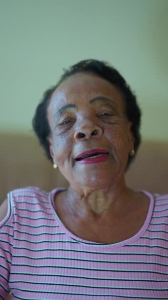 Una Alegre Negro Senior Brasileña Hablando Con Cámara Webcam Pov — Vídeo de stock