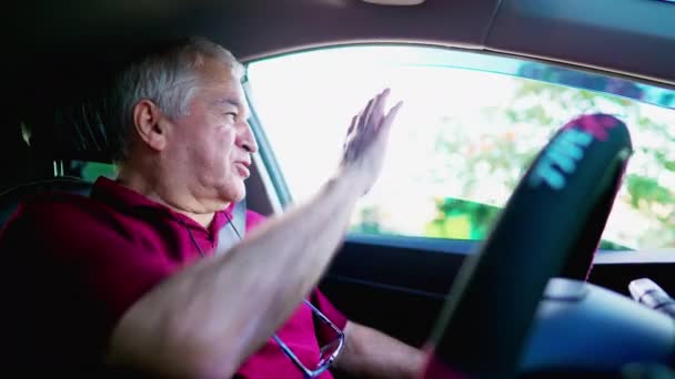 Kıdemli Adam Kameradan Arkadaşına Sallıyor Arabada Oturuyor Trafikte Bekliyor — Stok video