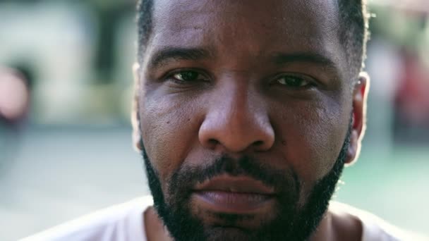 Close Van Een Zwarte Braziliaanse Man Gezicht Staren Naar Camera — Stockvideo