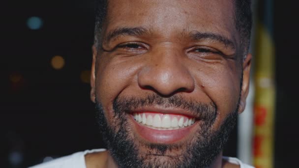 Een Vrolijke Zwarte Braziliaanse Man Macro Close Met Brede Glimlach — Stockvideo