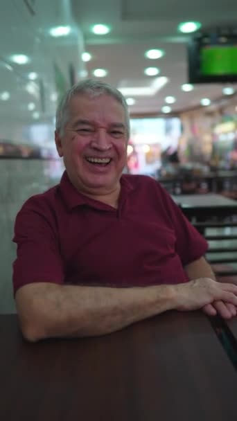 Homem Idoso Feliz Rindo Sorrindo Sentado Dentro Cafetaria Brasileira Idosos — Vídeo de Stock