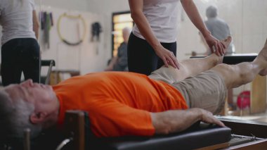 Pilates Makinesinde Kıdemli Adam Yardımcılığı _ Yaşlılıkta Sağlığın ve Gücün Desteklenmesi