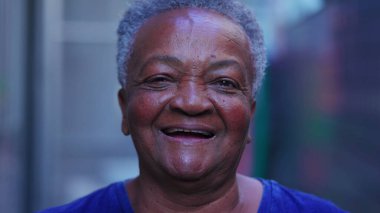 Gülümseyen ve gülen Brezilyalı son sınıf siyahi bir kadının portresi. Neşeli yaşlı Afrikalı Amerikalı