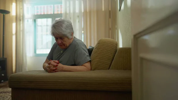 Esperanzada Anciana Rezando Casa Soledad Fiel Mayor Mujer Caucásica Persona —  Fotos de Stock