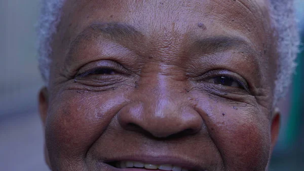 Macro Primer Plano Una Alegre Mujer Brasileña Negro Ojos Sonriendo — Foto de Stock
