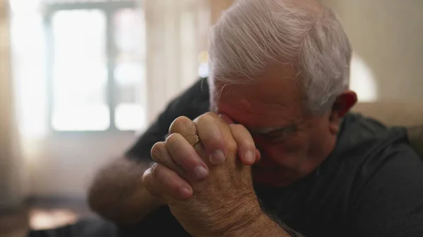 Förhoppningsfull Äldre Man Praying Hemma Ensamhet Trogen Äldre Manlig Kaukasisk — Stockfoto