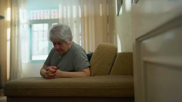 Esperanzada Anciana Rezando Casa Soledad Fiel Mayor Mujer Caucásica Persona — Foto de Stock
