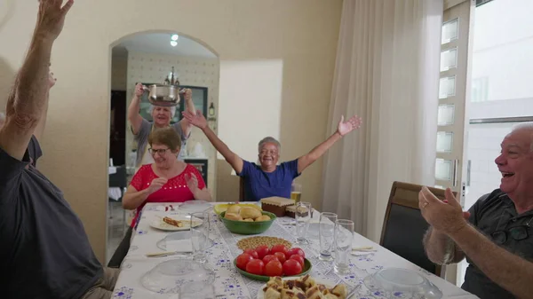 Радостные Старшие Друзья Сидят Столом Празднуют Приход Еды Пожилые Люди — стоковое фото
