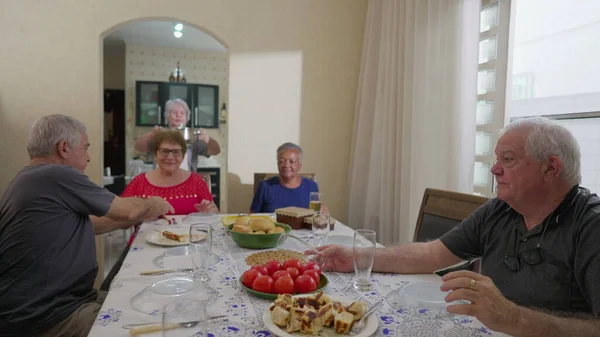 Радостные Старшие Друзья Сидят Столом Празднуют Приход Еды Пожилые Люди — стоковое фото