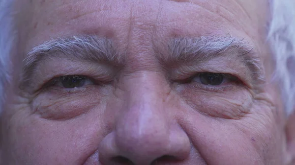 Starszy Mężczyzna Oczy Zmarszczkami Starość Wyrażenie Makro Szczegół Zbliżenie Poważny — Zdjęcie stockowe