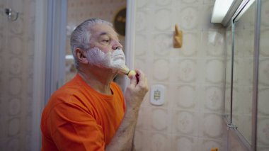 Tıraş köpüğü süren yaşlı adam, Banyoda Sabah Sakalı Bakımı Aynası