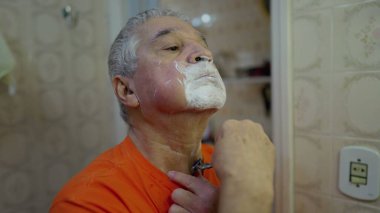 Yaşlı Adam Banyo 'da Sakal Tıraşı, Son Sınıfın Sabah Süsleme Ayini Ev Hayatı Yansıması