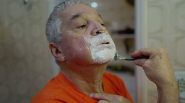 Yaşlı Adam Banyo 'da Sakal Tıraşı, Son Sınıfın Sabah Süsleme Ayini Ev Hayatı Yansıması