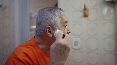 Tıraş köpüğü süren yaşlı adam, Banyoda Sabah Sakalı Bakımı Aynası