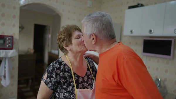 Älteres Paar Küsst Sich Küche Frau Küsst Mann Zum Abschied — Stockfoto