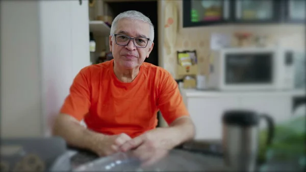 Портрет Пожилого Человека Кухонной Обстановке Пожилого Человека Смотрящего Камеру Быту — стоковое фото