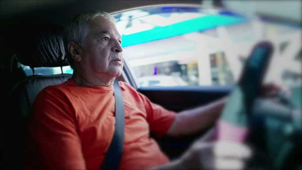 Starszy Mężczyzna Zapiął Pasy Podczas Jazdy Starszy Kierowca Zapięcie Urządzenie — Zdjęcie stockowe