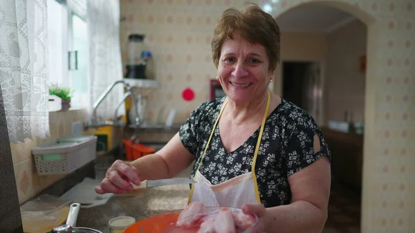 Retrato Uma Mulher Idosa Cozinhando Casa Estilo Vida Doméstico Pessoa — Fotografia de Stock