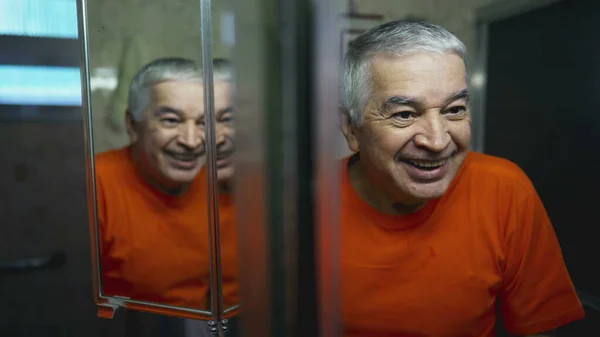 Velho Feliz Olhar Espelho Emoção Alegre Pessoa Idosa Rindo Sorrindo — Fotografia de Stock