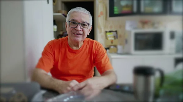 Προσωπογραφία Ενός Ηλικιωμένου Άνδρα Στην Κουζίνα Ηλικιωμένος Που Κοιτάζει Την — Φωτογραφία Αρχείου