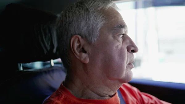 Zbliżenie Profilu Starszego Kierowcy Drodze Osoby Starsze Dojeżdżające Pracy Mieście — Zdjęcie stockowe
