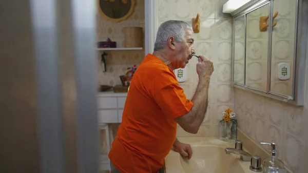 Hombre Mayor Cándido Afeitándose Barba Delante Del Espejo Baño Vida —  Fotos de Stock