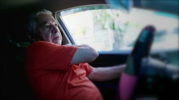 Homem Mais Velho Colocando Cinto Segurança Durante Condução Senior Driver — Fotografia de Stock