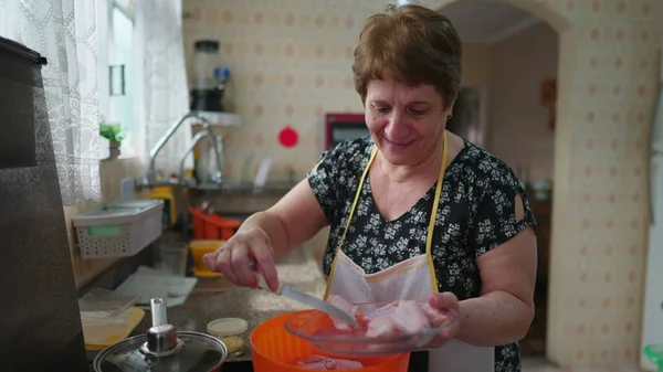 Retrato Uma Mulher Idosa Cozinhando Casa Estilo Vida Doméstico Pessoa — Fotografia de Stock