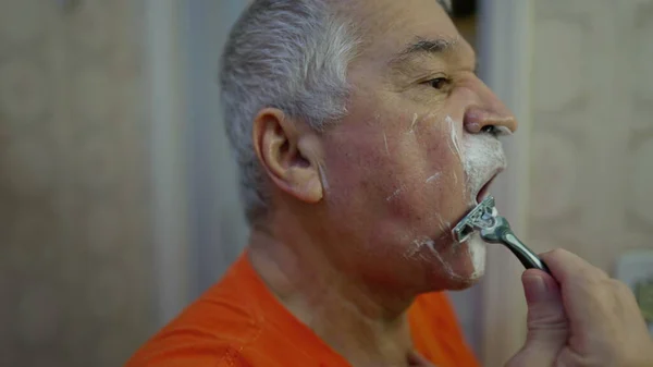 Elderly Man Shaving Beard Bathroom Senior_S Morning Trimming Ritual Reflecting — Stock Photo, Image