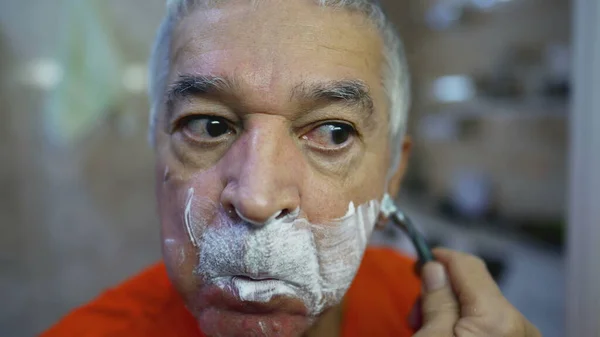 Yaşlı Bir Adam Banyo Aynasının Önünde Sakalını Tıraş Ediyor Yaşlılık — Stok fotoğraf