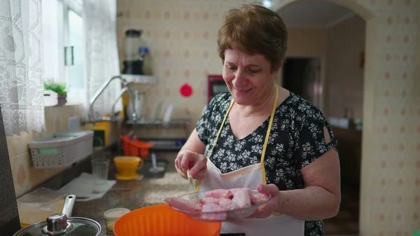 家庭のキッチンで調理する幸せな高齢者の女性 喜びのおばあちゃん自宅で昼食を準備し 本物の生活国内のライフスタイルシーン — ストック写真