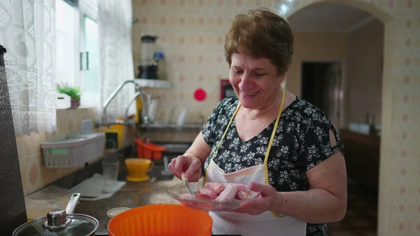 Счастливая Пожилая Женщина Готовит Дома Стоя Кухне Радостная Пожилая Женщина — стоковое фото