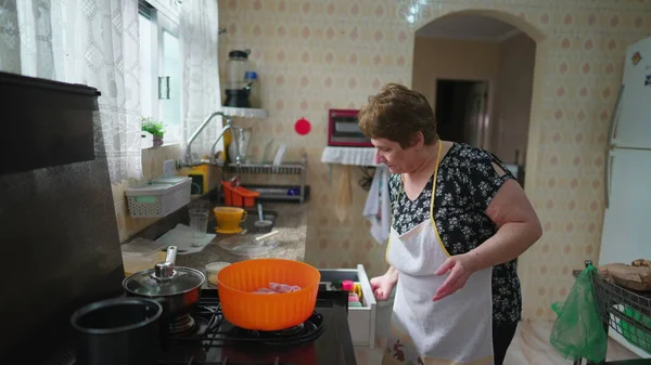 Mujer Mayor Cocinando Casa Preparando Comida Abuela Tradicional Cocina Comida — Foto de Stock