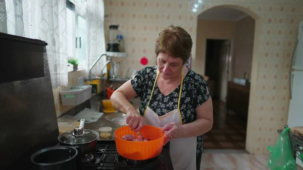 Mulher Mais Velha Cozinhar Casa Preparando Comida Tradicional Avó Cozinha — Fotografia de Stock