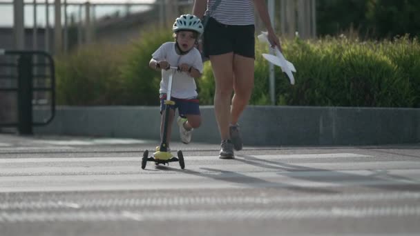 Criança Ativa Atravessa Rua Passarela Com Três Rodas Scooter Menino — Vídeo de Stock