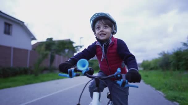 Ενεργό Παιδί Βόλτες Ποδήλατο Κατά Χειμερινή Περίοδο Μικρό Αγόρι Φοράει — Αρχείο Βίντεο