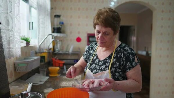 Mujer Mayor Cocinando Auténtica Escena Estilo Vida Doméstico Persona Mayor — Foto de Stock